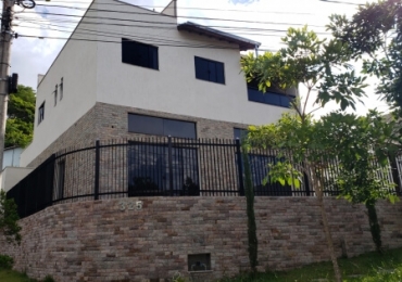 Casa Nova com Ponto Comercial no Bairro Ibirá